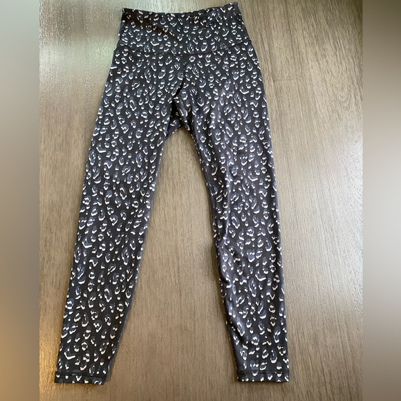 Old Navy Pants - Old Navy Active, go-dry XS black and grey leopard print elevate leggings.